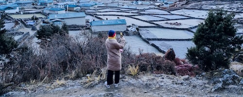 Una persona capturando una fotografía de un pueblo pintoresco